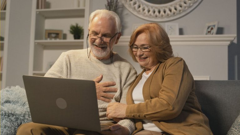 Apps That Make 1,000 Miles Feel Like Next Door: The Best 2026 Communication Hubs for Long-Distance Families