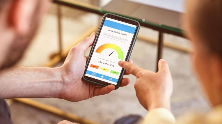Keeping an Eye on Home: The Best Apps for Americans Abroad to Monitor Their US Credit