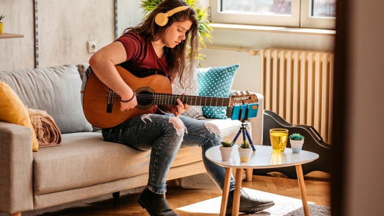 Real-Time Feedback Meets Riffs: Top 5 Guitar & Bass Learning Apps