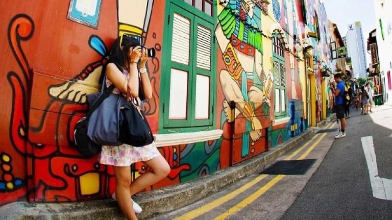 Discover and Capture: Top 5 Apps for Street Art & Graffiti on City Trips
